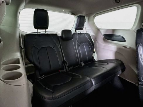 Used 2024 Chrysler Pacifica Touring-L FWD image 26
