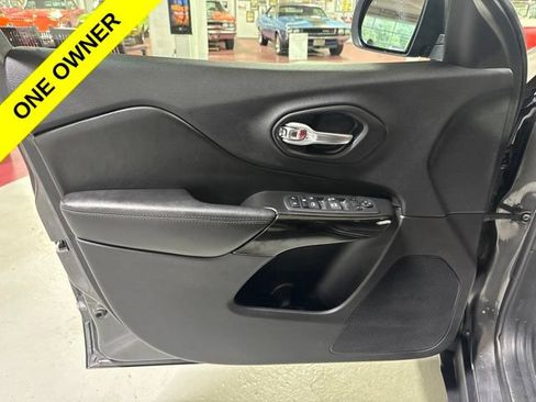 Used 2019 Jeep Cherokee Latitude Plus AWD/4WD image 12