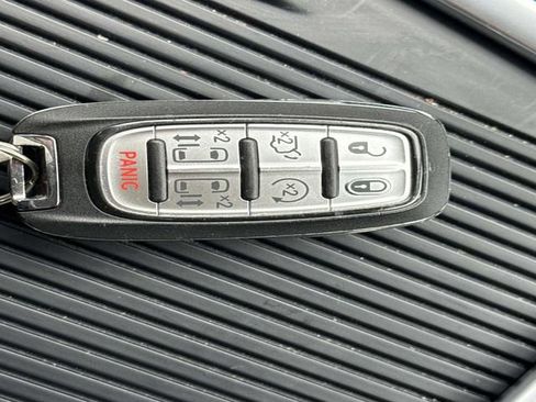 Used 2024 Chrysler Pacifica Touring-L FWD image 8