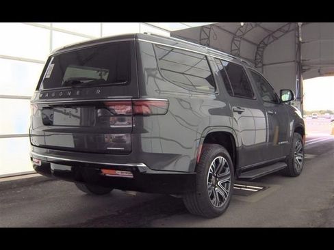 Used 2022 Jeep Wagoneer Series III AWD/4WD image 2