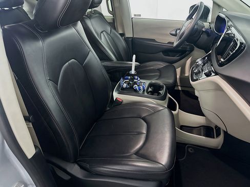 Used 2023 Chrysler Pacifica Touring-L image 33