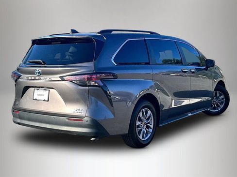 Used 2023 Toyota Sienna XLE image 6