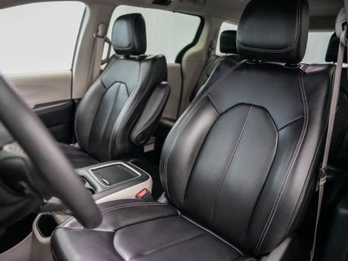 Used 2023 Chrysler Pacifica Touring-L FWD image 19