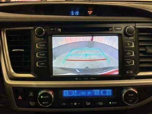 Used 2018 Toyota Highlander SE image 20