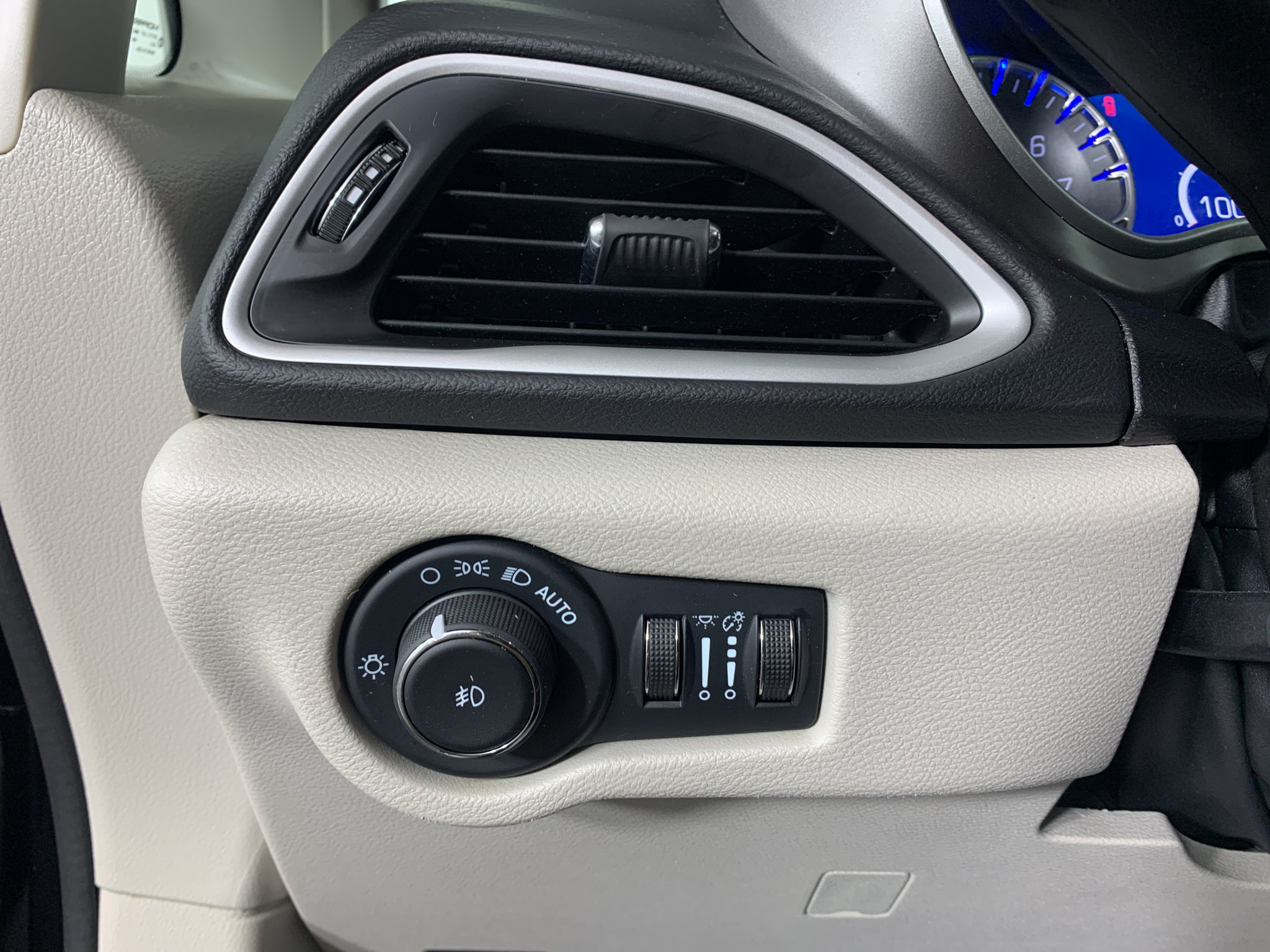 Used 2024 Chrysler Pacifica Touring-L FWD image 15