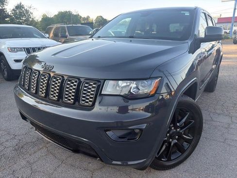 Used 2017 Jeep Grand Cherokee Altitude image 3