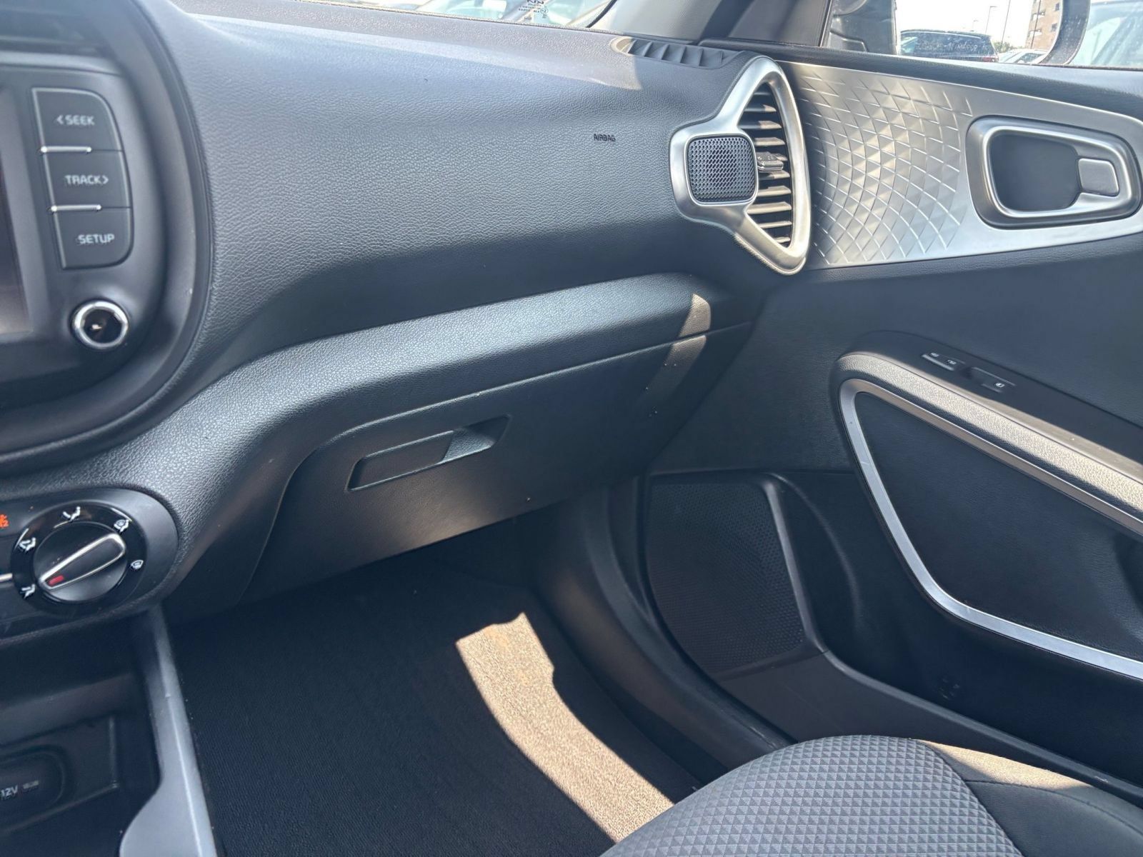 Used 2025 Kia Soul LX w/ LX Technology Package FWD image 32