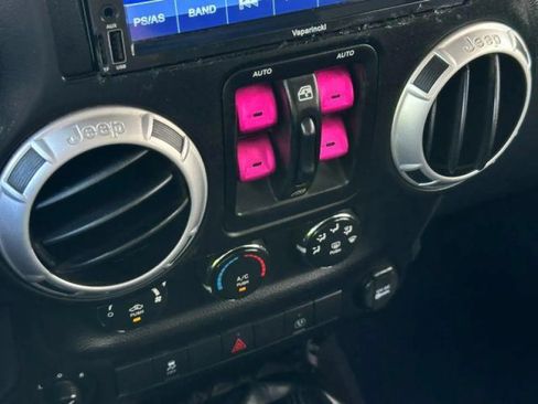 Used 2013 Jeep Wrangler Unlimited Rubicon w/ Connectivity Group AWD/4WD image 33