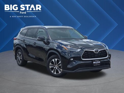 Used 2022 Toyota Highlander XLE FWD image 1