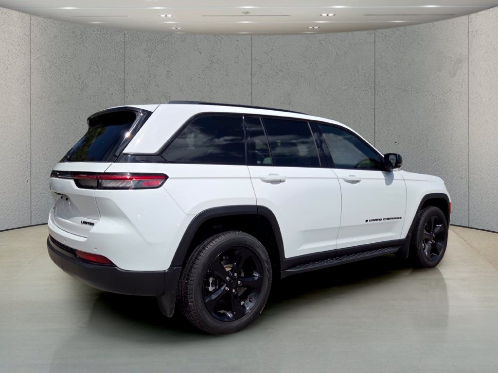 Used 2025 Jeep Grand Cherokee Limited w/ Luxury Tech Group II AWD/4WD image 5
