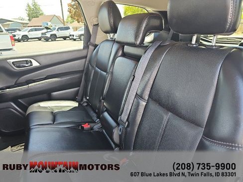 Used 2018 Nissan Pathfinder Platinum FWD image 27