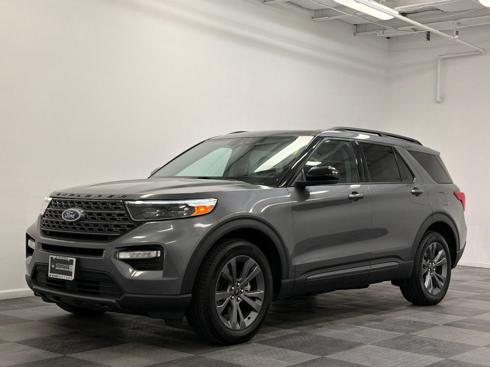 Used 2023 Ford Explorer XLT w/ Equipment Group 202A AWD/4WD image 1