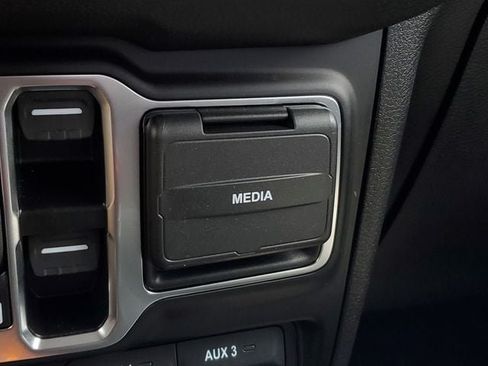 Certified 2025 Jeep Gladiator Sport AWD/4WD image 38
