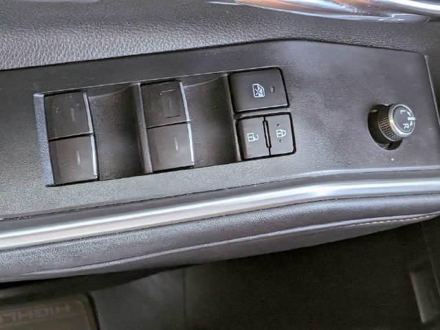 Used 2022 Toyota Highlander Bronze Edition FWD image 25