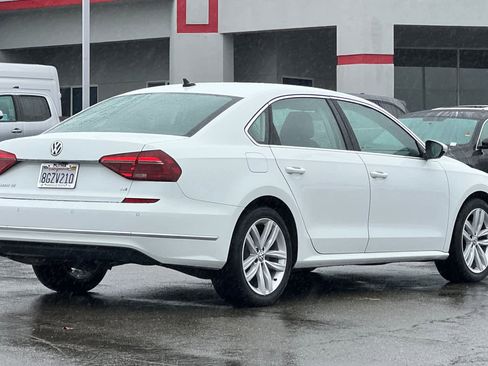 Used 2018 Volkswagen Passat 2.0T SE image 2