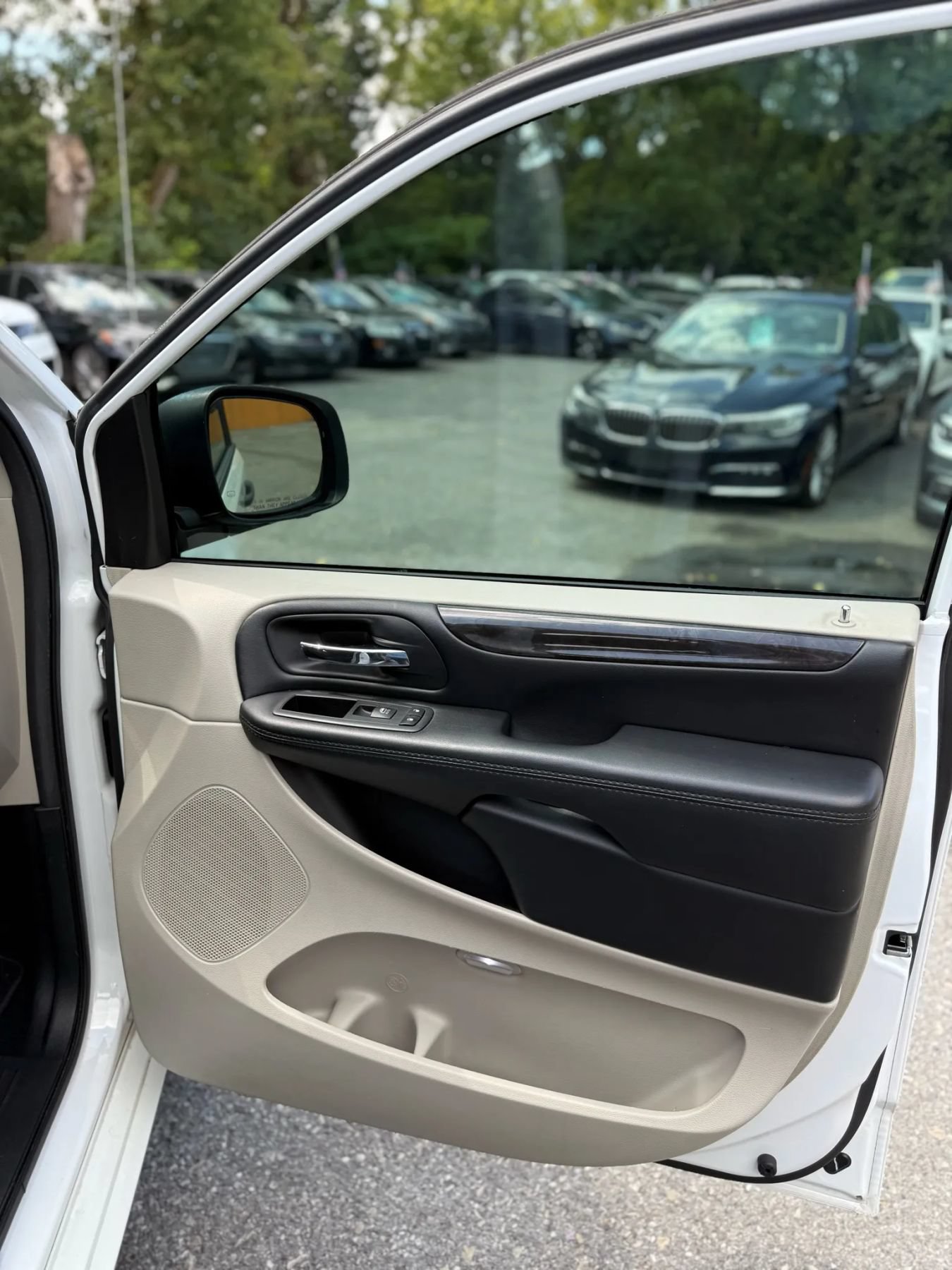 Used 2020 Dodge Grand Caravan SE w/ UConnect Hands-Free Group FWD image 16