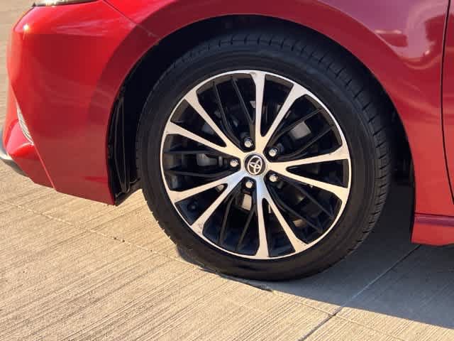 Used 2020 Toyota Camry SE w/ Convenience Package FWD image 9