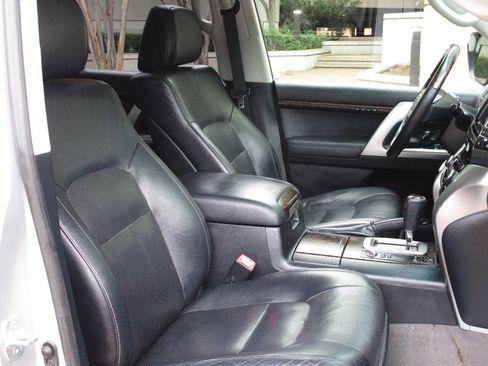 Used 2014 Toyota Land Cruiser image 10