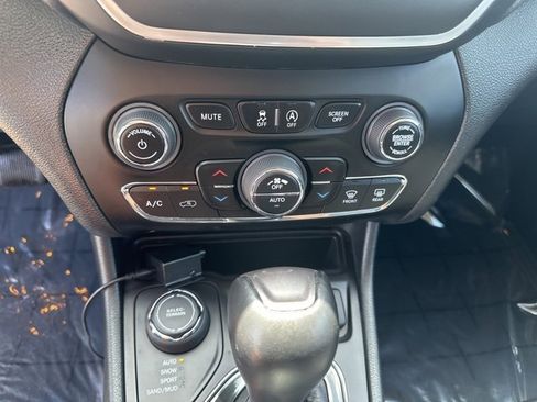 Used 2023 Jeep Cherokee Altitude Lux image 20