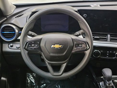 Used 2025 Chevrolet Trax LT image 19