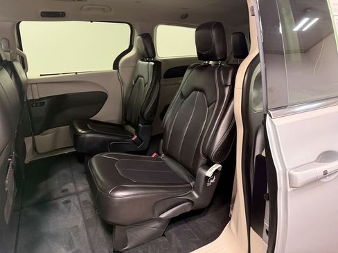 Used 2024 Chrysler Pacifica Touring-L image 8