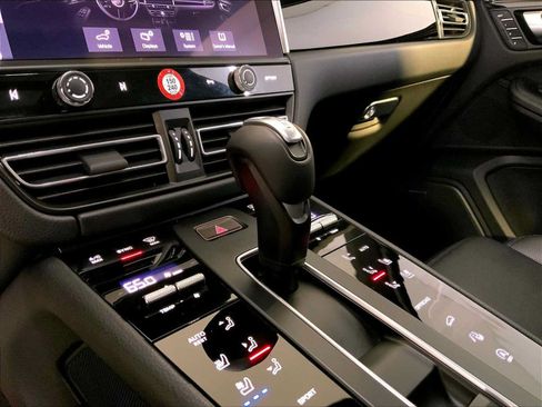 Certified 2026 Porsche Macan AWD/4WD image 17