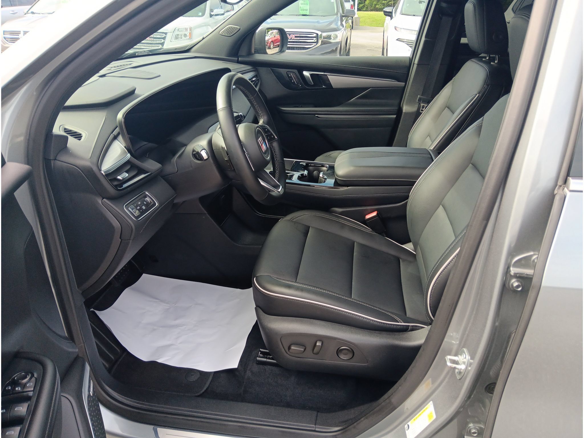 Used 2025 Buick Enclave Preferred AWD/4WD image 10