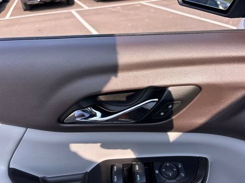 Used 2017 GMC Acadia SLT FWD image 16