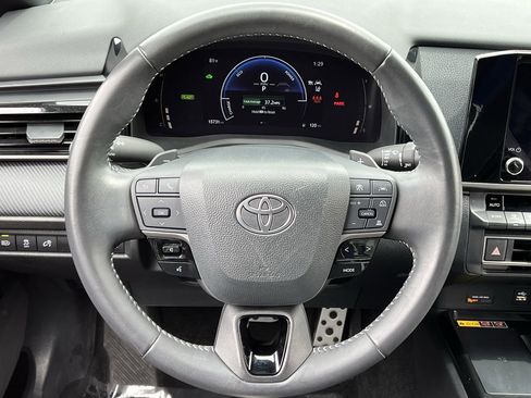 Used 2025 Toyota Camry SE w/ Convenience Package FWD image 11