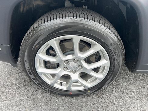 Used 2024 Jeep Compass Latitude w/ Sun and Sound Group image 9