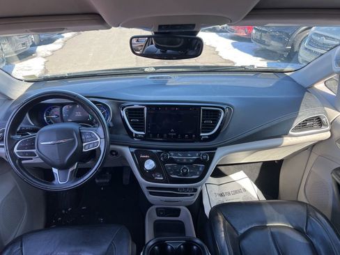 Used 2022 Chrysler Pacifica Touring-L w/ Uconnect Theater Family Group FWD image 19