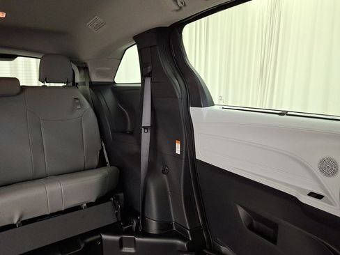 Used 2025 Toyota Sienna XLE w/ XLE Plus Package FWD image 17