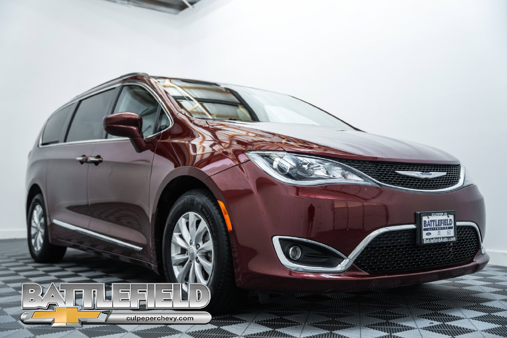 Used 2017 Chrysler Pacifica Touring-L FWD image 1