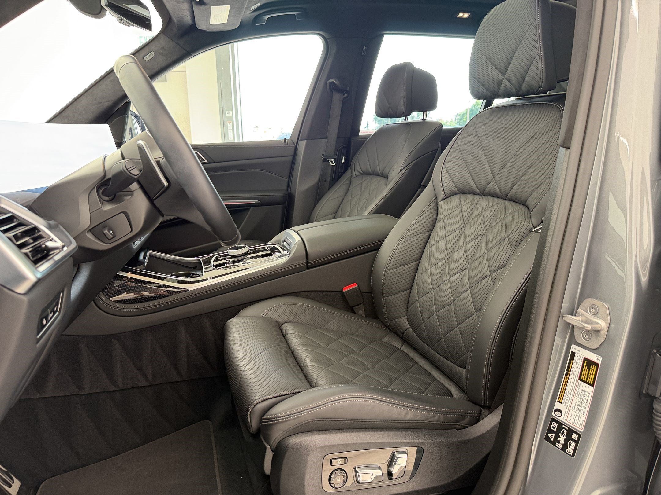 Used 2025 BMW X7 xDrive40i w/ M Sport Package AWD/4WD image 5