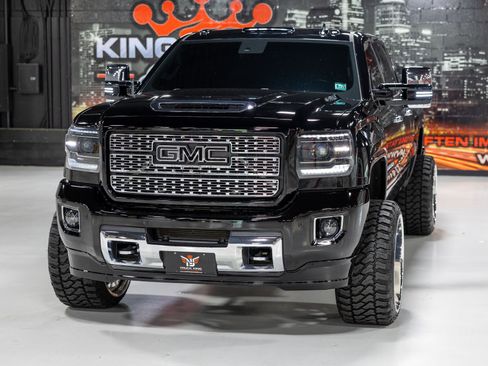 Used 2017 GMC Sierra 2500 Denali w/ Duramax Plus Package AWD/4WD image 8