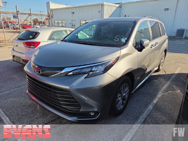 Used 2026 Toyota Sienna XLE FWD image 2