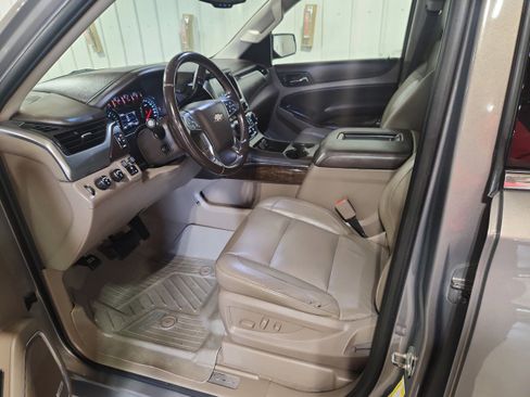 Used 2019 Chevrolet Suburban LT w/ Luxury Package image 12