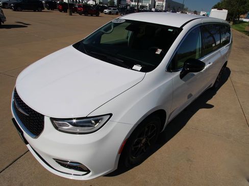 Used 2024 Chrysler Pacifica Touring-L FWD image 19