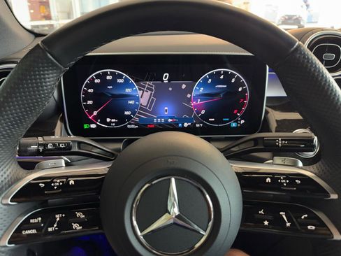 Used 2025 Mercedes-Benz GLC 300 4MATIC image 16