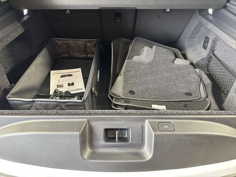 New 2025 Land Rover Range Rover SE image 30