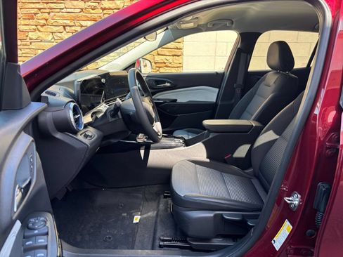 Used 2025 Chevrolet Trax LT FWD image 27