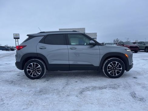 Used 2024 Chevrolet TrailBlazer LT w/ Convenience Package image 2