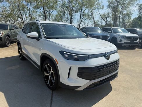 New 2026 Volkswagen Tiguan SE FWD image 3