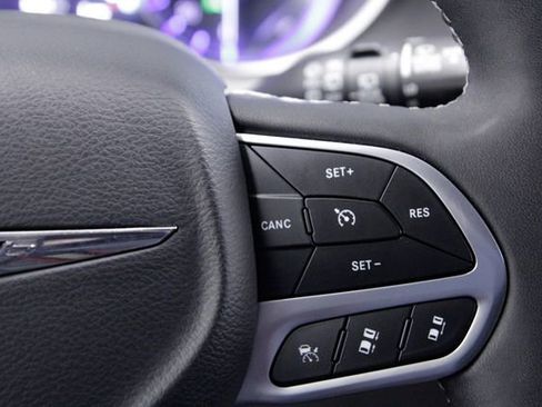 Used 2024 Chrysler Pacifica Touring-L image 29