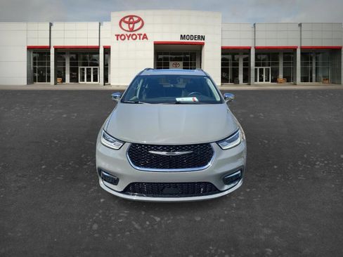 Used 2022 Chrysler Pacifica Limited FWD image 2