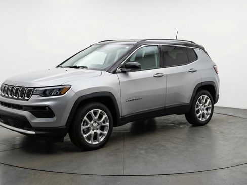 Used 2025 Jeep Compass Limited AWD/4WD image 3