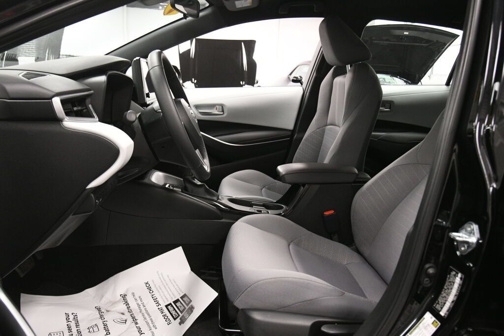 Used 2023 Toyota Corolla SE w/ Carpet Mat Package (TMS) FWD image 9