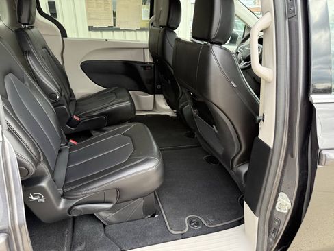 Used 2023 Chrysler Pacifica Touring-L AWD/4WD image 13