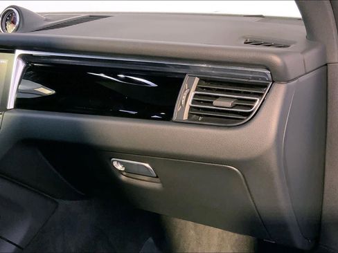 Used 2021 Porsche Macan image 22