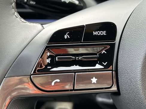 Certified 2025 Hyundai Elantra SEL image 19